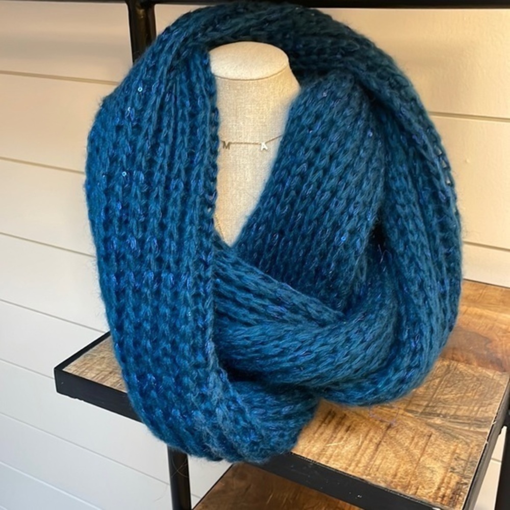 💙 ❄️Women’s Blue‎ & Sequin Knitted Infinity Scarf